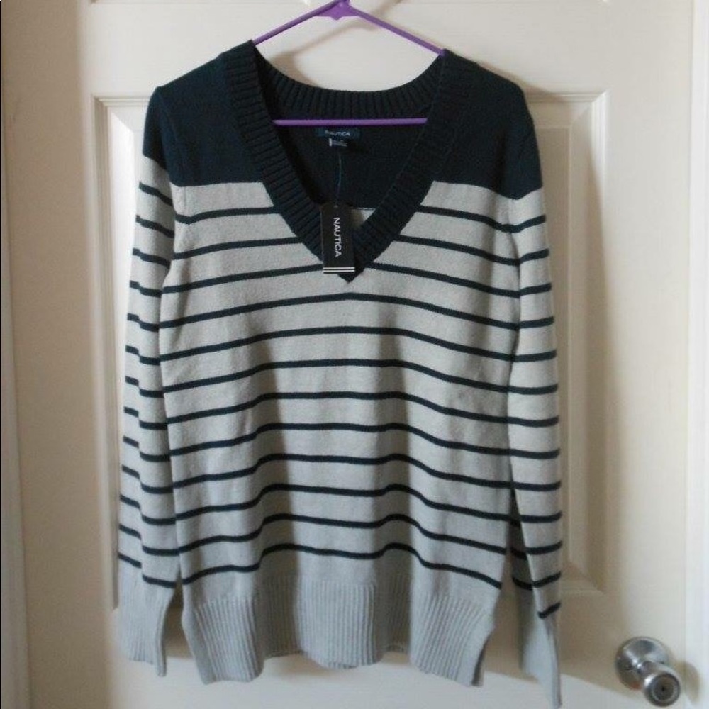 NEED TO GO 🌟Nautica Striped V-neck sweater